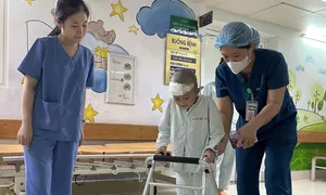 Bé trai 7 tuổi Làng Nủ xuất viện trên chiếc xe lăn