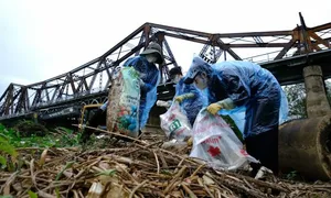 Tình nguyện viên thu dọn 70 tấn rác dưới chân cầu Long Biên